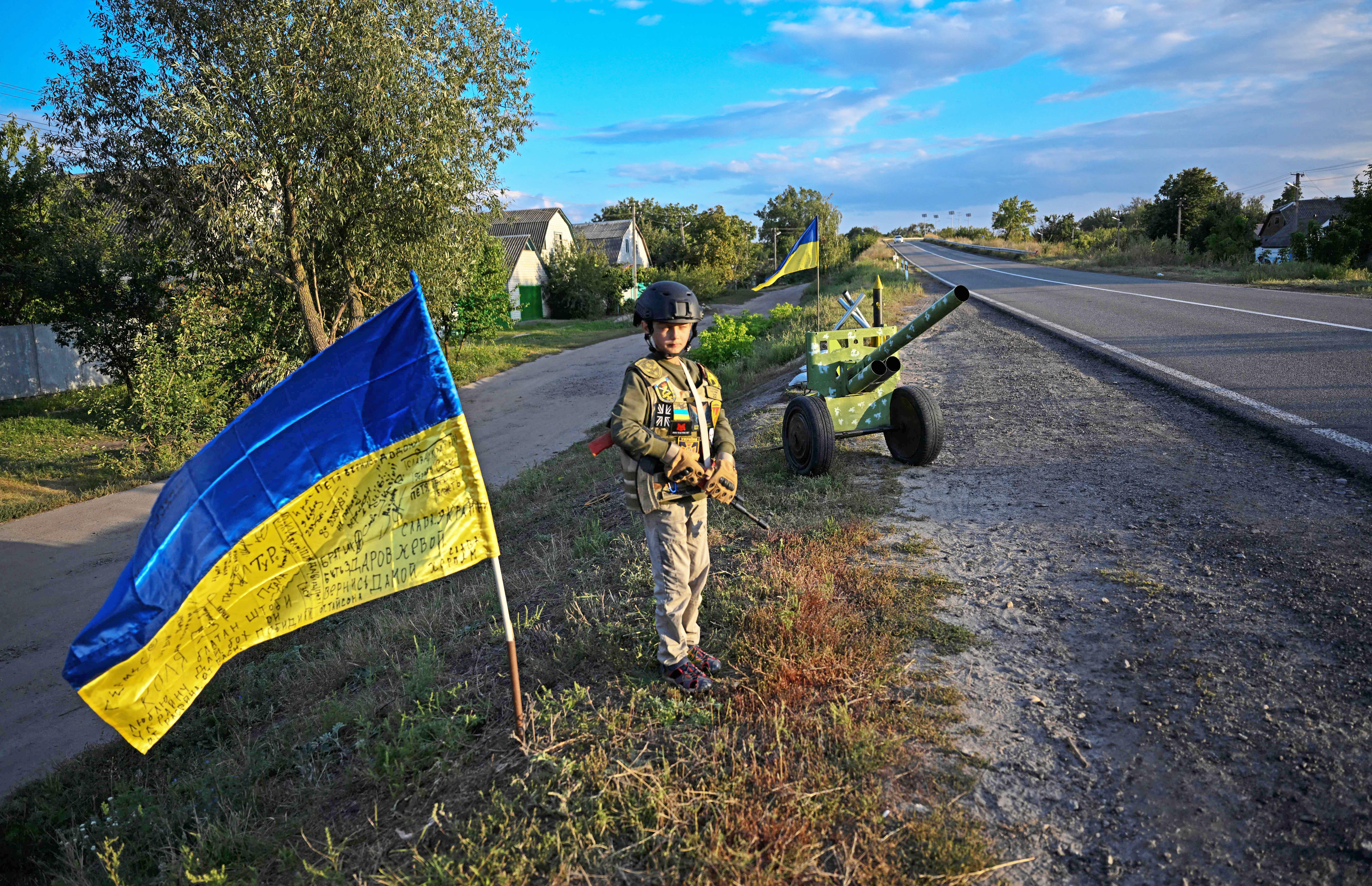 Мальчик с флагом Украины на освобожденной территории в Донецкой области. /Фото Getty Images