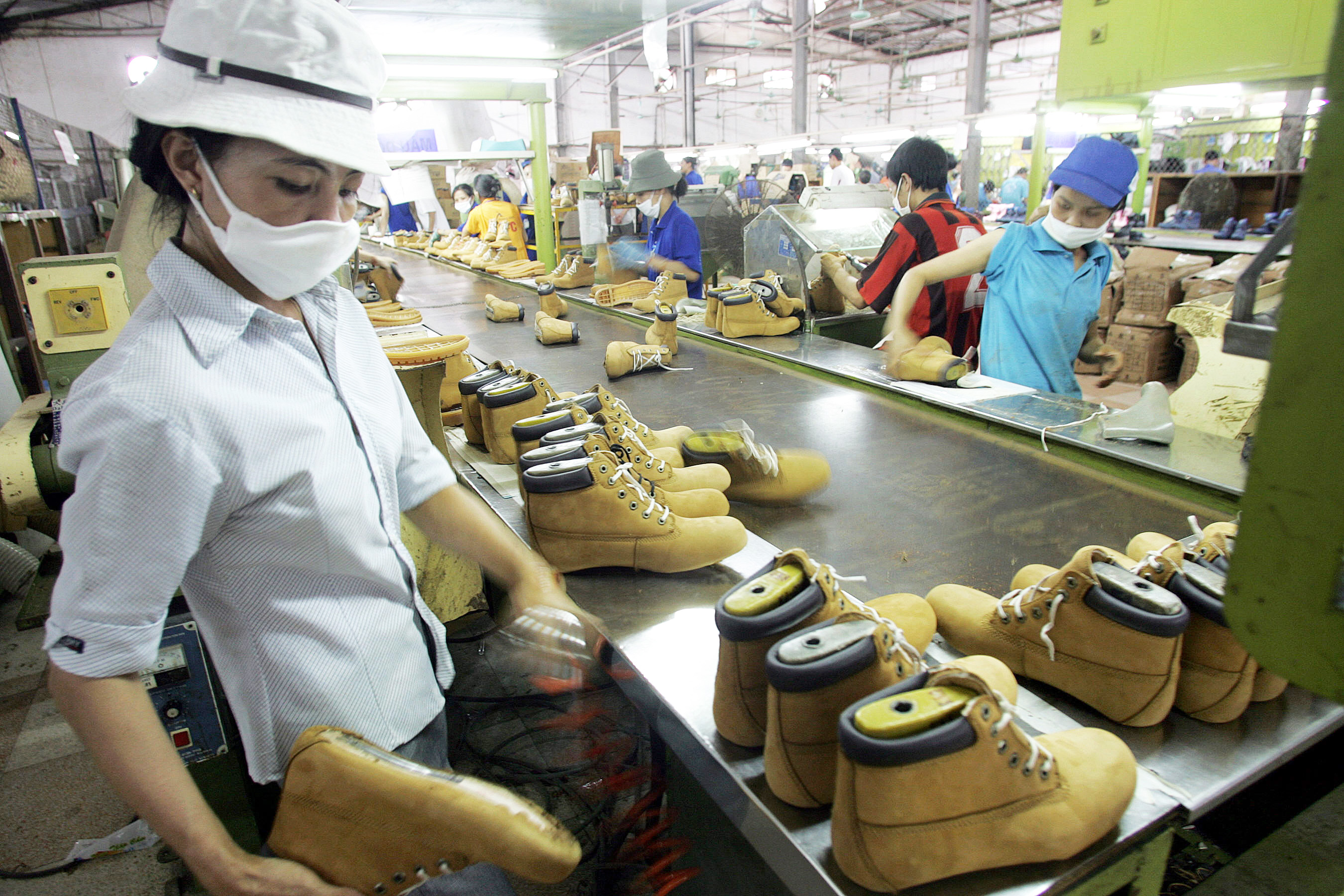 Робітники на фабриці взуття у Вʼєтнамі. /Getty Images
