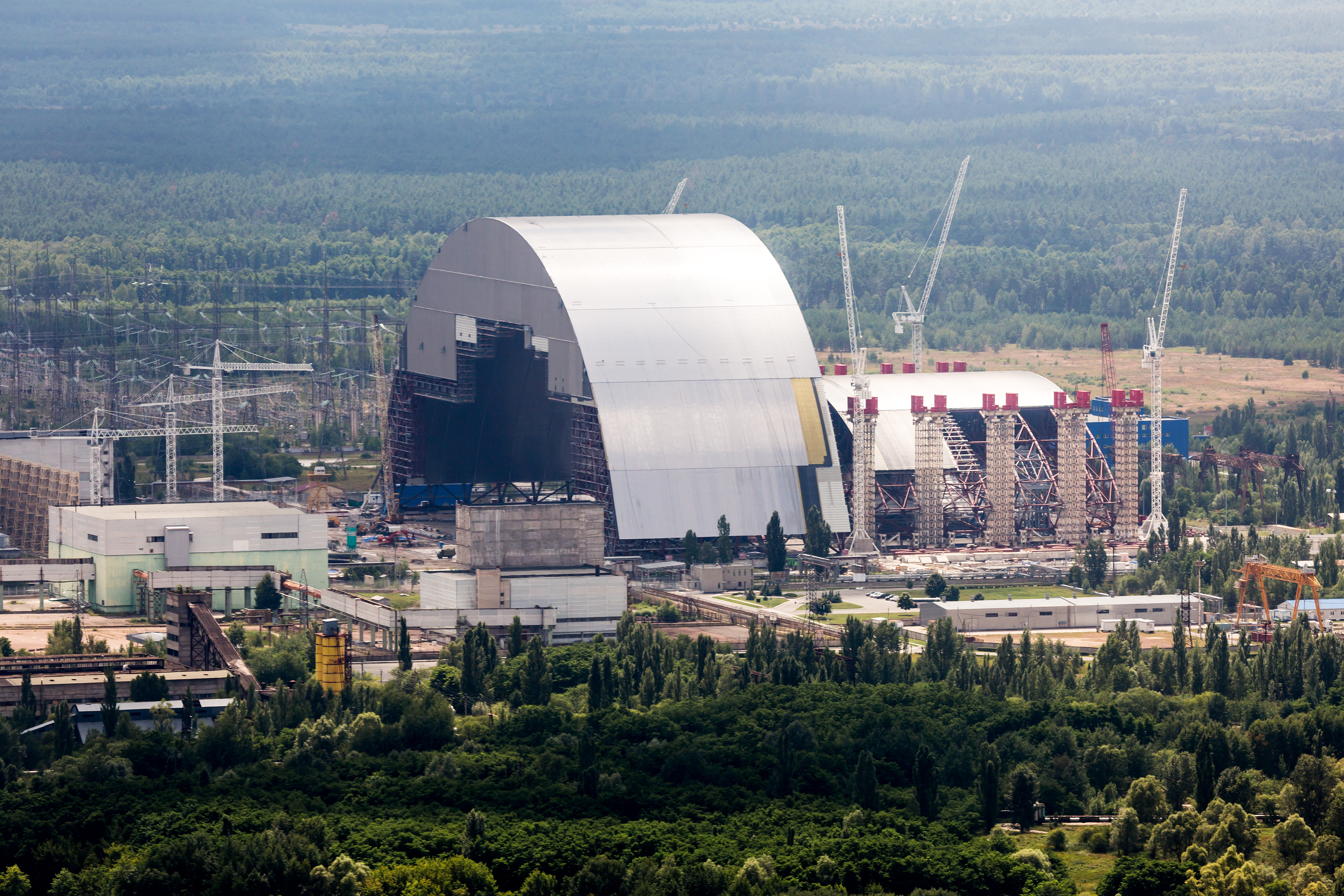 Чернобыльская аэс атомная электростанция. Чернобыль АЭС. Чернобыльская станция АЭС. Атомная станция Чернобыль сейчас. Саркофаг на Чернобыльской АЭС.