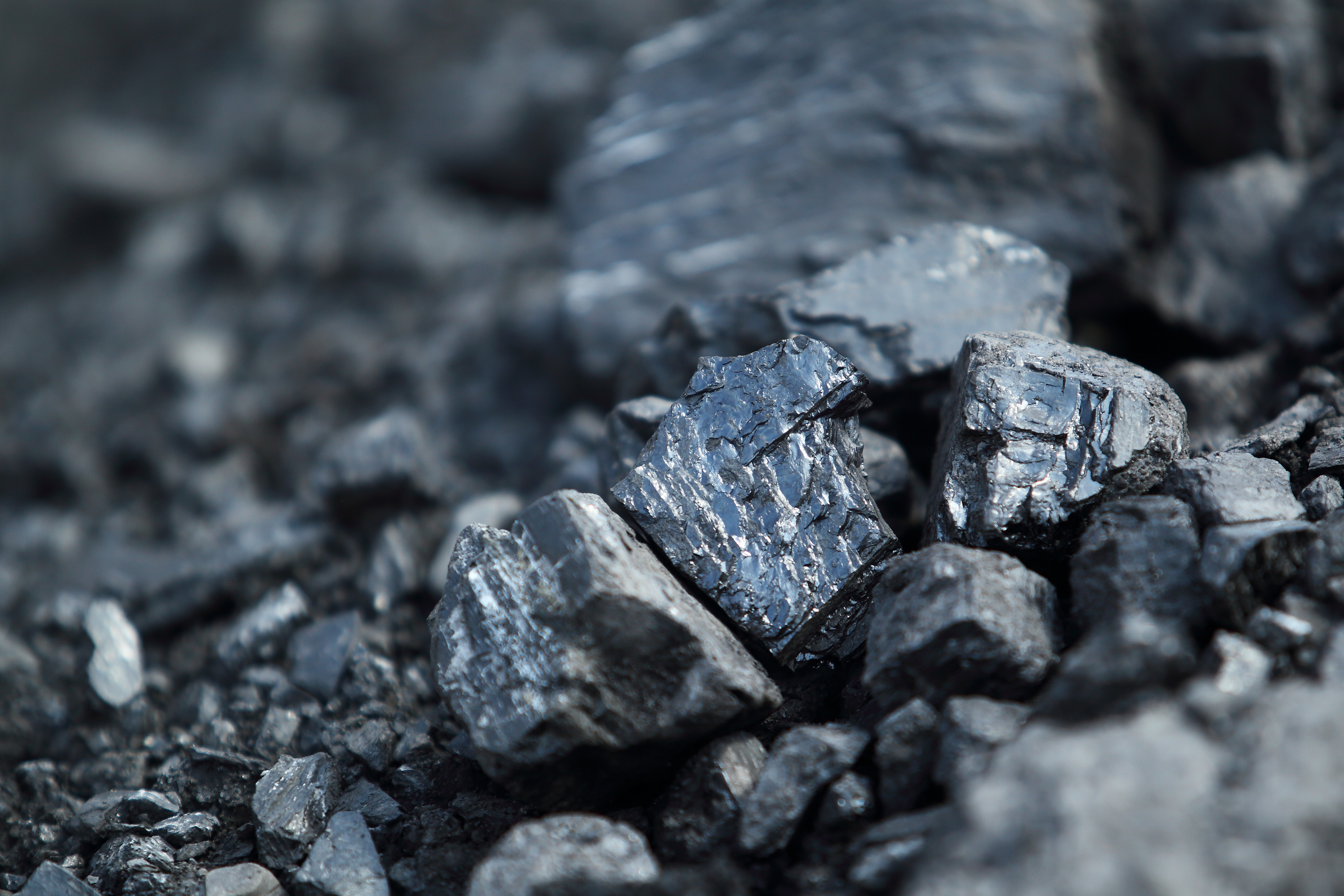 Чтобы хватило на зиму. Как шахтеры рискуют жизнью, добывая уголь у линии  фронта. Репортаж — Forbes.ua