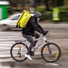 Желтый рюкзак против ракет и блэкаутов. Во время войны испанский Glovo незаметно захватил украинский рынок доставки еды. Как так получилось