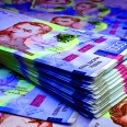 Голова «Привату» заробляє $41 000 на місяць, а «Укрпошти» – майже $12 000. Наглядові ради та топменеджмент держкомпаній тепер зобов'язані публікувати свою місячну зарплату. Навіщо це нововведення /Фото Shutterstock
