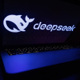 «Иногда называет себя ChatGPT». Китайский чат-бот DeepSeek стремительно ворвался на рынок. Сможет ли стартап с якобы $6 млн инвестиций на разработку модели сдвинуть гигантов из США