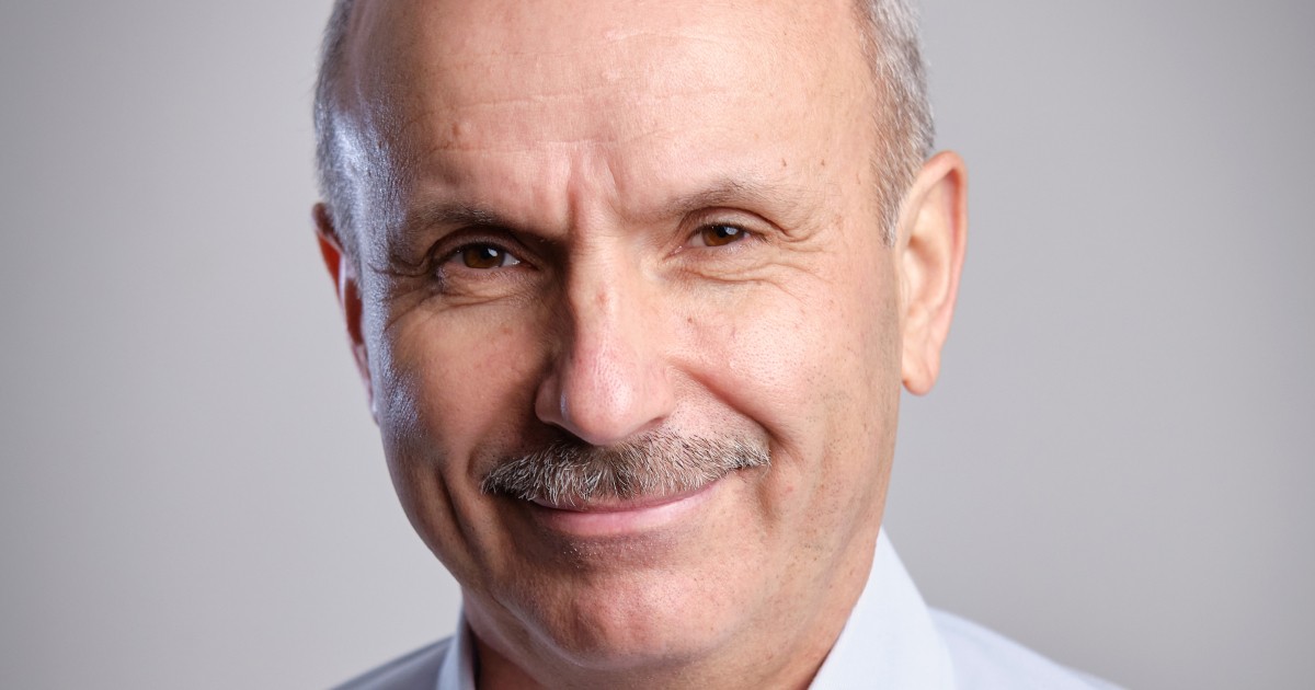 Алдымен, сексуалды аққұбамен стриптиз, содан кейін онымен қатты секс