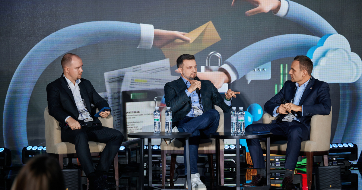«Клієнти – полігамні». Як фінтехи конкурують з банками? Пояснюють та іноді сперечаються Сироватко з NovaPay, Макаренко з «Привату» та Кармазіна з Банку власний рахунок