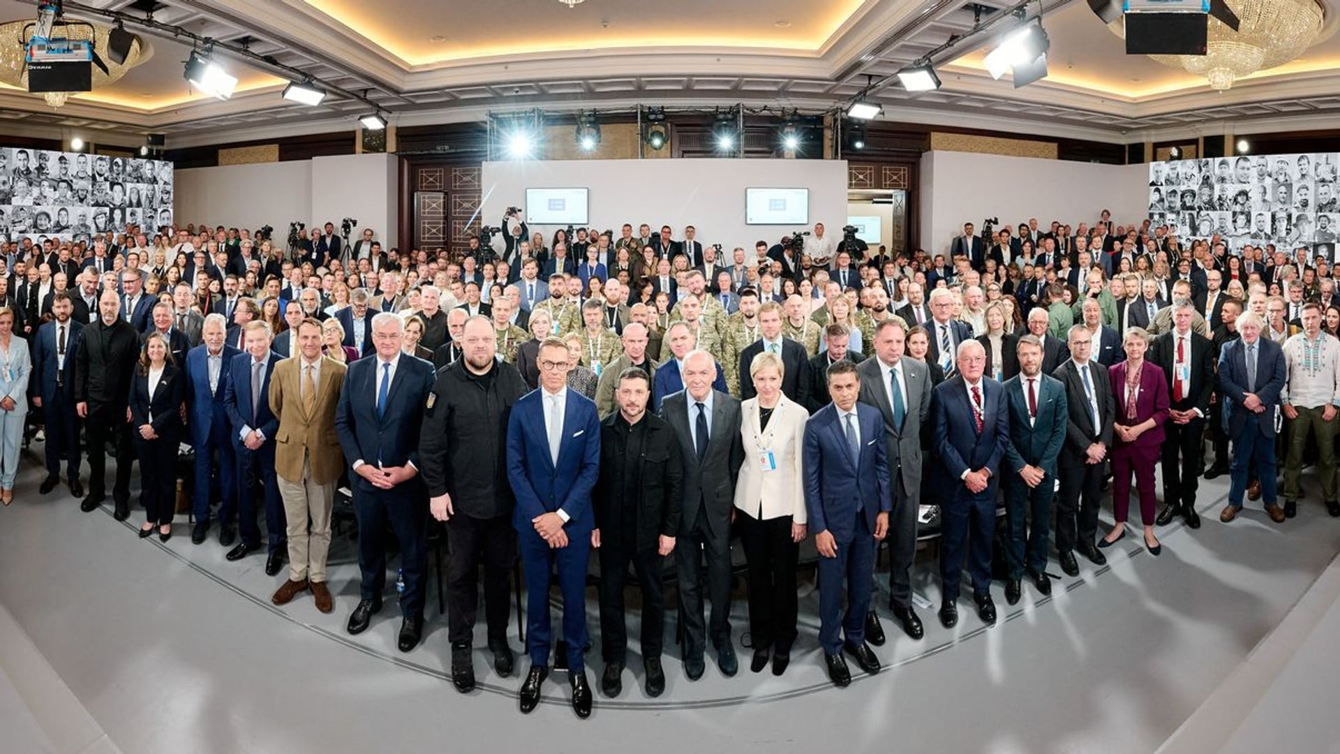 Фотографії надані ФондомВіктораПінчука©2025. Фотографи: Ніколя Лобе, Валентина Ростовікова, Фредерік Гаррідо - Рамірез (PRYZM)