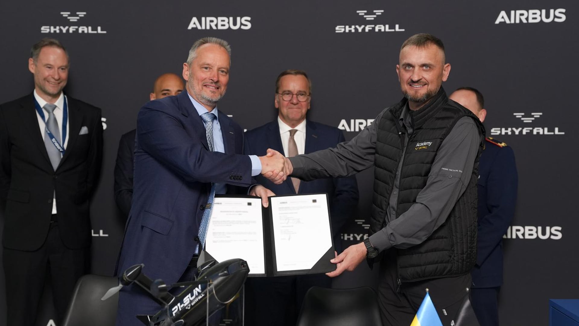 надано компанією SkyFall