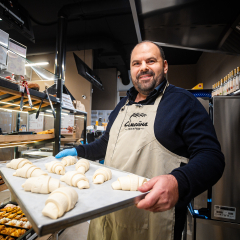 🎬 400 000 сосисок в тісті на місяць. Як працює найбільша мережа кавʼярень «Сімейна пекарня/Франсуа». Випуск YouTube-проєкту Forbes NEXT