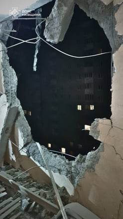 Київ пережив одну із найбільших атак за час війни: у столиці багато руйнувань, є загиблі (фото, відео) /Фото 10
