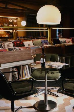 Магазин виниловых пластинок и бар Vinyla