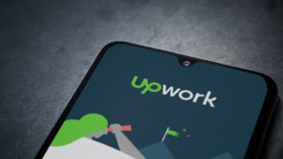Фріланс-біржа Upwork зробила розсилку про загрозу війни. Українські підприємці скаржаться, що втрачають контракти через це. Деталі конфлікту