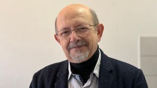 Потерять доходы, пережить разлуку, чувствовать себя хуже – и остаться счастливыми. Социолог Владимир Паниотто – о том, как украинцев изменил год войны