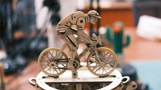 Ugears делает 100 000 3D-пазлов в месяц и продает их в 85 стран. Как выглядит производство этих необычных игрушек