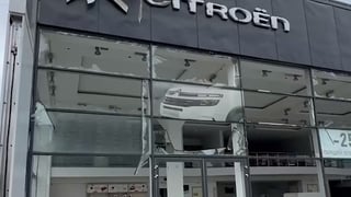 В Киеве повреждены крупные автосалоны после утренней атаки РФ (видео)