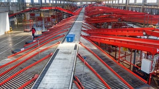 Термінал «Нової пошти» сортує до 50 000 посилок на годину. Що відбувається з посилкою у надрах найсучаснішого логістичного центру України