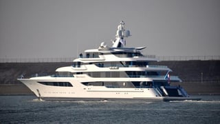 Royal Romance отплывала на техосмотр. АРМА опровергло информацию о новом владельце суперъяхты Медведчука