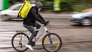 Желтый рюкзак против ракет и блэкаутов. Во время войны испанский Glovo незаметно захватил украинский рынок доставки еды. Как так получилось