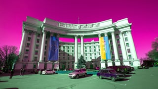 «Не треба розганяти паніку». 5 посольств рекомендують співробітникам залишити Україну, але причина не лише в російській агресії. Пояснюють дипломати