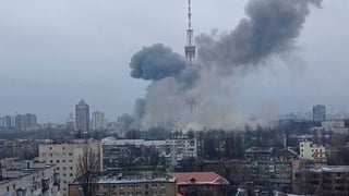 Россия обстреляла ракетами Киевскую телебашню. Башня устояла (обновлено)
