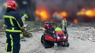 На Київщині горить промисловий обʼєкт після ворожої атаки. ДСНС залучила робота і пожежний потяг
