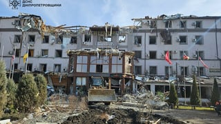 Росія вдарила балістикою по готелю у Кривому Розі. Напередодні туди заселились волонтери (фото, відео)