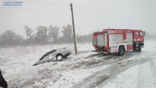 В Україні через негоду ускладнений рух автошляхами. Найгірша ситуація на Одещині