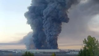 Украинские дроны атаковали Саратов: горят НПЗ и склад Ozon
