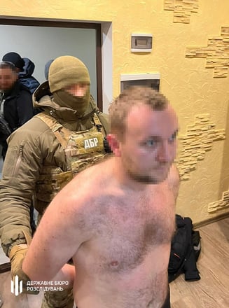 ДБР затримало Романа Гринкевича. Він є підозрюваним у справі про закупівлі неякісного одягу для ЗСУ (фото, відео) /Фото 1
