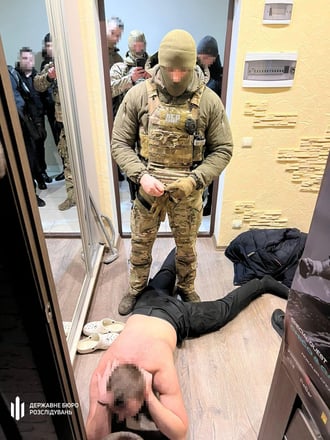 ДБР затримало Романа Гринкевича. Він є підозрюваним у справі про закупівлі неякісного одягу для ЗСУ (фото, відео) /Фото 3
