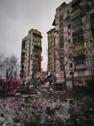 «Людей хоронят в братских могилах, некоторых – в своих дворах». Интервью заместителя мэра Мариуполя о катастрофе в городе /Фото 16