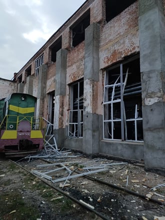 Росія знову б’є по залізничній інфраструктурі: в Полтаві уражені локомотивне депо й тягові підстанції (фото) /Фото 3