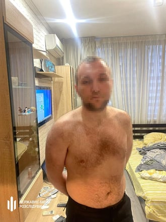 ДБР затримало Романа Гринкевича. Він є підозрюваним у справі про закупівлі неякісного одягу для ЗСУ (фото, відео) /Фото 2