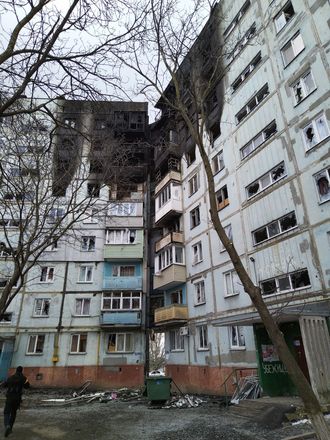 «Людей хоронят в братских могилах, некоторых – в своих дворах». Интервью заместителя мэра Мариуполя о катастрофе в городе /Фото 12