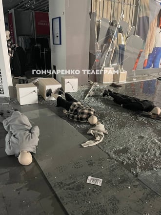 Ворог завдав ракетного удару по ТРЦ у Києві, є загиблі. Фото та відео руйнувань /Фото 5