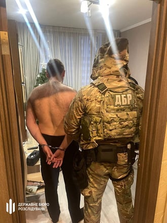 ДБР затримало Романа Гринкевича. Він є підозрюваним у справі про закупівлі неякісного одягу для ЗСУ (фото, відео) /Фото 4