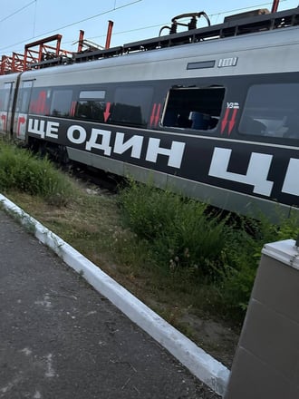 Росія атакувала Київ балістикою та дронами: 28 загиблих і понад 140 постраждалих. Біля пошкодженого будинку завершили пошукові роботи /Фото 10