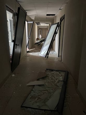 Під час масованої атаки на Київ постраждав один із офісів ДТЕК (фото) /Фото 1