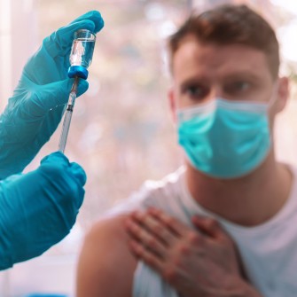Эффективность вакцинации доказана статистически. Какие ошибки мышления людей мешают ее принять /Фото Getty Images
