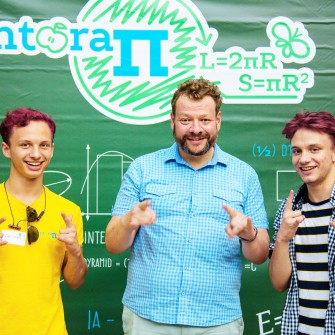 Зачем Петр Чернышов (в центре) и его друзья тратят десятки тысяч долларов на обучение чужих детей математике. Фото Контора Рі