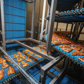 Новый завод Bakery Food в Хусте с июля 2025 года производит замороженную сдобу. Основатель Олег Мищенко выбрал Закарпатье вместо Львовщины, Тернопольщины и Ивано-Франковской области /Анастасія Мантач, для Forbes Ukraine