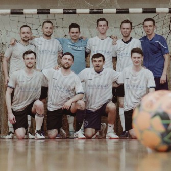 Артем Бородатюк и команда FC Netpeak. /из личного архива