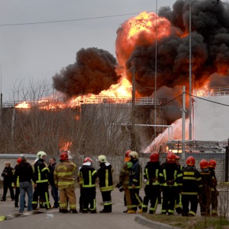 Пожежники намагаються загасити вогонь після того, як російські керовані ракети вразили нафтобазу у Львові 27 березня 2022 року. /Getty Images