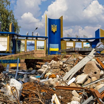 Руїни біля місця обстрілу Миколаївської обласної державної адміністрації. /Getty Images