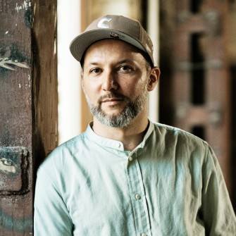 Засновник книгарні Readeat Дмитро Феліксов переконаний: книжковий ринок має працювати за іншими правилами. Що він пропонує? /оброблено та доповнено за допомогою ШІ (штучного інтелекту) Photoshop Beta