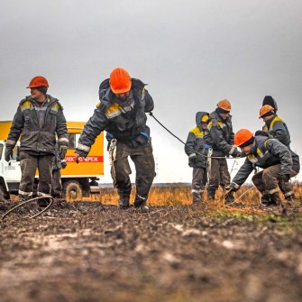 Енергетики ремонтують мережі /Getty Images