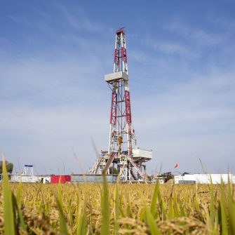 «Нафтогаз» просить економити газ. Росія вшосте з початку жовтня атакувала газовидобуток /Shutterstock