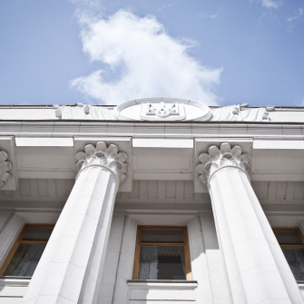 Украина потратит $14 млн на трансформацию телеканала для депутатов «Рада». Кому он нужен и что будет показывать /Shutterstock