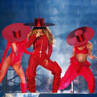 Одягти Бейонсе. «Історична співпраця». Під час світового туру Renaissance співачка Бейонсе та її балет виступили у канотьє Ruslan Baginskiy. /Getty Images