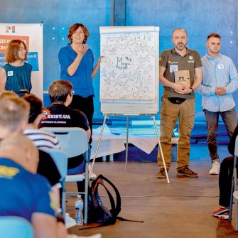 Магія Market Battle. Під час публічних виступів на рефлексійній грі необхідно «продати» продукт присутнім. У центрі – власниця «Чорноморки» Ольга Копилова. /надано Market Battle