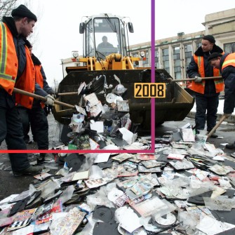 Боротьба з піратами. Знищення контрафактних дисків на 23 694 грн у Донецьку, 30 січня 2008 року. /УНІАН